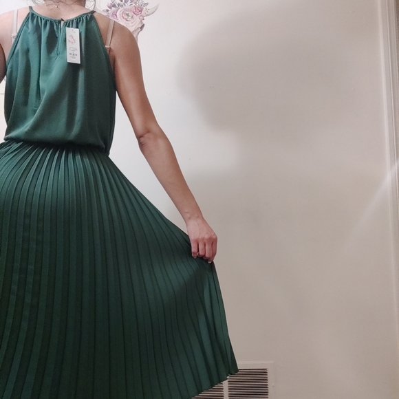 NWT francesca's green pleated dress - Picture 14 of 14